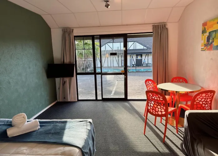 Oakwood Manor Motor Lodge